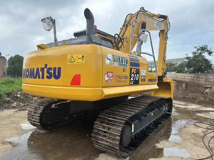 2020 Komatsu PC210LC-8 crawler excavator, rear three-quarter view 2020 Komatsu PC210LC-8 crawler excavator, rear three-quarter view