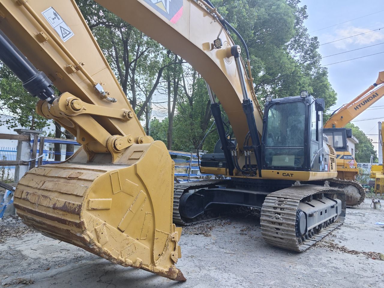 Caterpillar 336D crawler excavator, front three-quarter view Caterpillar 336D crawler excavator, front three-quarter view