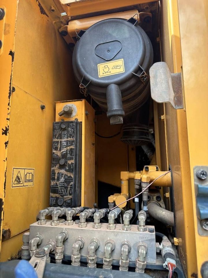 2023 Hyundai R210W-9 wheel excavator engine compartment view 2023 Hyundai R210W-9 wheel excavator engine compartment view