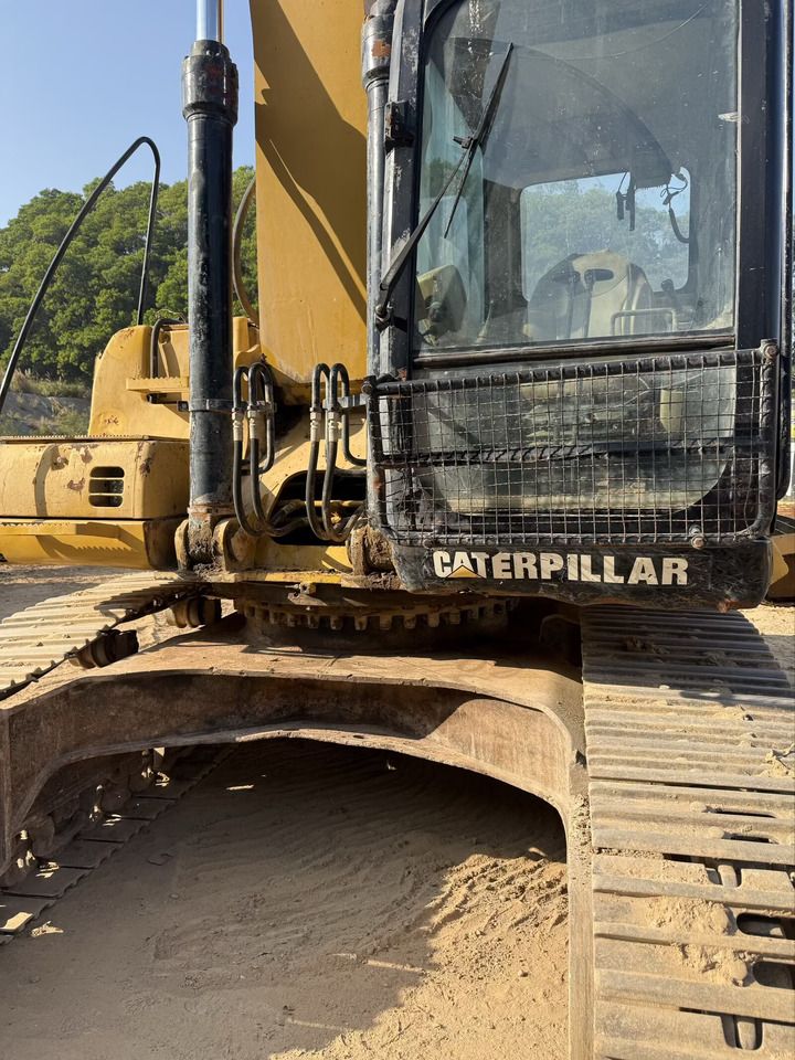 2006 Caterpillar 325CL crawler excavator cab and tracks view 2006 Caterpillar 325CL crawler excavator cab and tracks view