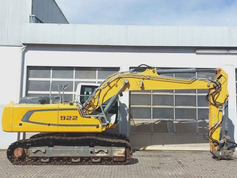 2017 Liebherr R922 SLC crawler excavator, side profile view 2017 Liebherr R922 SLC crawler excavator, side profile view