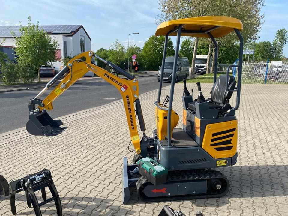 Berger Kraus BK1250JS mini excavator, side view Berger Kraus BK1250JS mini excavator, side view