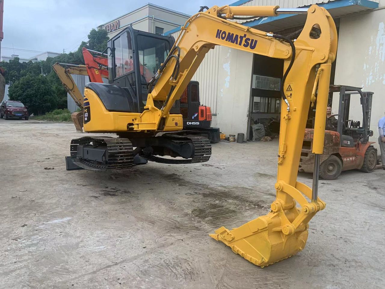 2023 Komatsu PC40 MR mini excavator, side view 2023 Komatsu PC40 MR mini excavator, side view