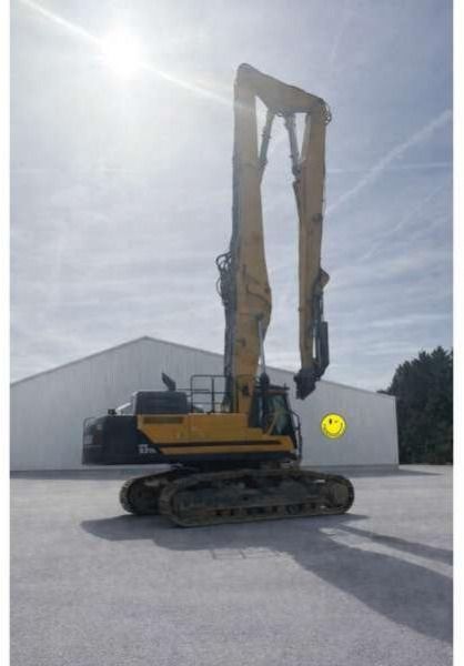 2017 Hyundai HX520L demolition excavator side view 2017 Hyundai HX520L demolition excavator side view