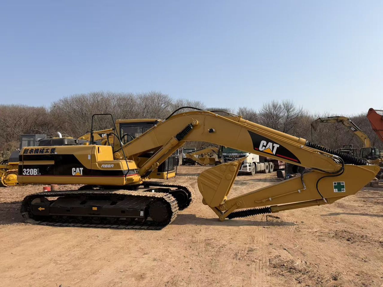 2019 Caterpillar 320BL crawler excavator side view 2019 Caterpillar 320BL crawler excavator side view