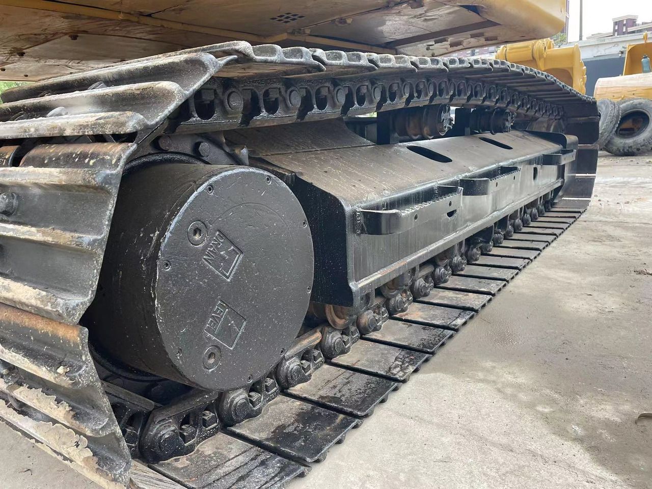 2022 Caterpillar 320GC crawler excavator track assembly detail 2022 Caterpillar 320GC crawler excavator track assembly detail