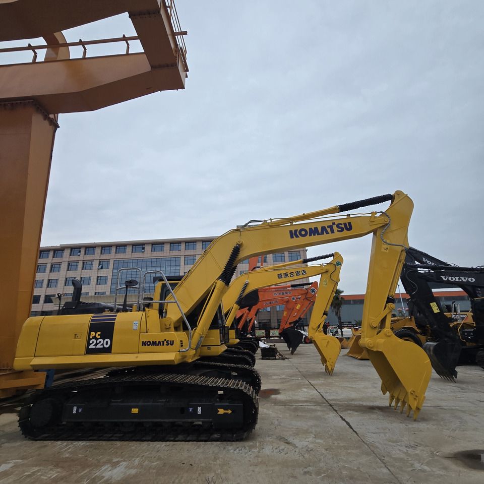 Pelle sur chenilles Komatsu PC220-8 de 2023, vue de profil Pelle sur chenilles Komatsu PC220-8 de 2023, vue de profil