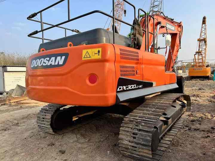 2020 Doosan DX300LC-9C crawler excavator rear view 2020 Doosan DX300LC-9C crawler excavator rear view