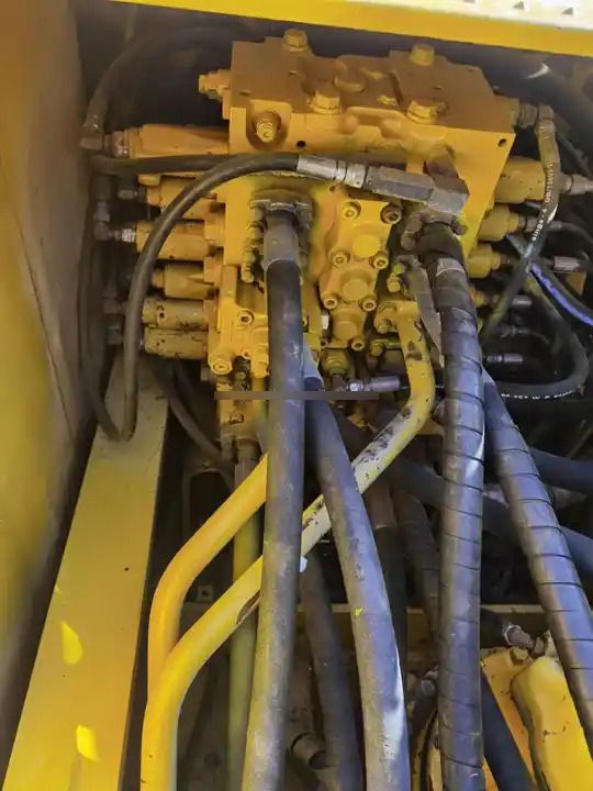 Vista valvola di controllo idraulico escavatore cingolato Komatsu PC200-8 del 2020 Vista valvola di controllo idraulico escavatore cingolato Komatsu PC200-8 del 2020