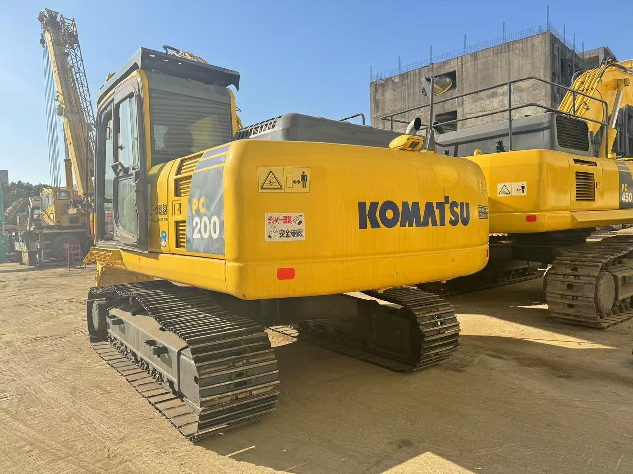 2018 Komatsu PC200-8 paletli ekskavatör, arka üç çeyrek görünüm
