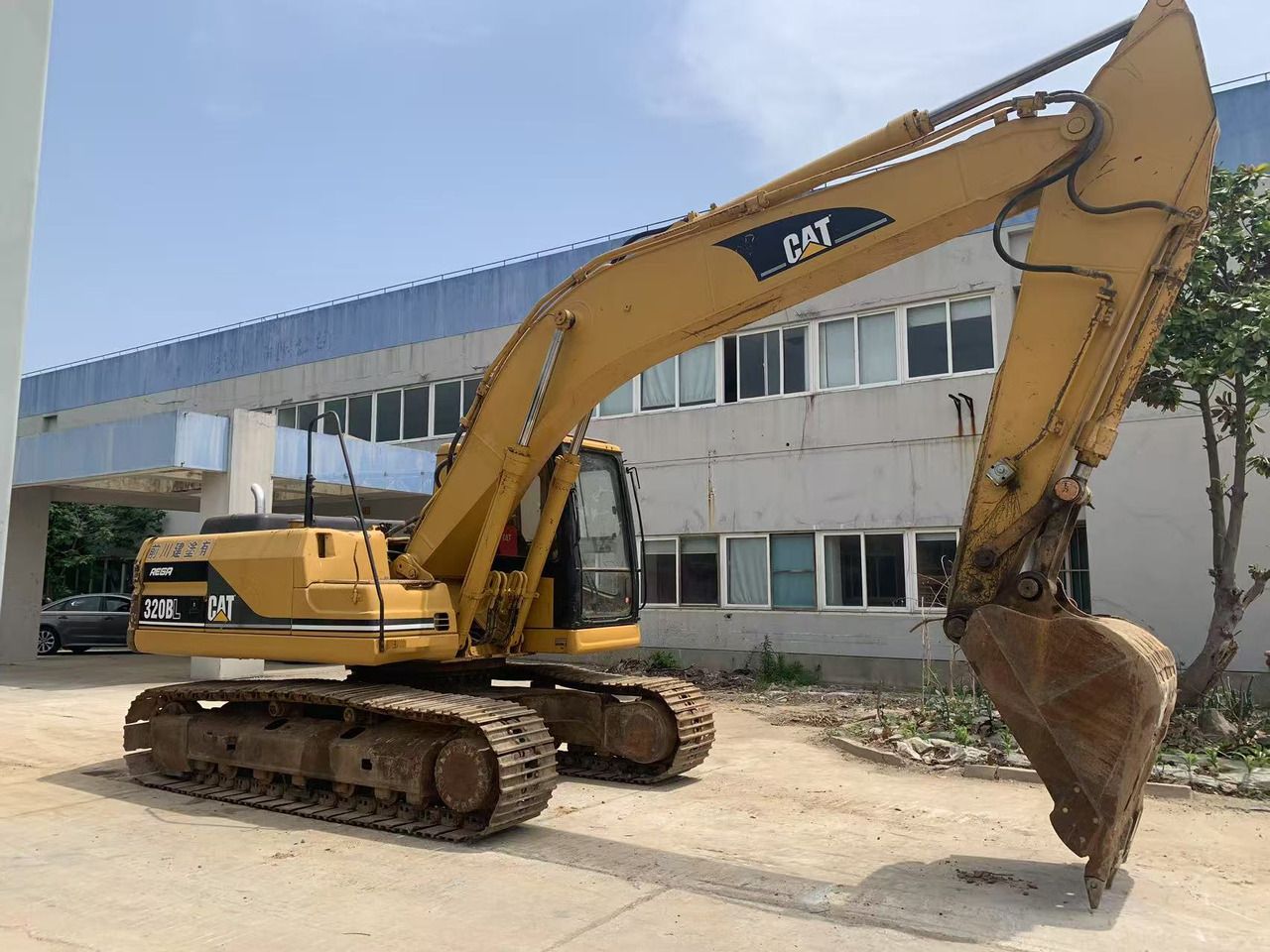 2015 Caterpillar 320BL crawler excavator, side profile view 2015 Caterpillar 320BL crawler excavator, side profile view