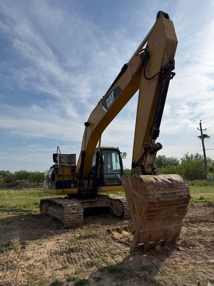 Pelle sur chenilles Caterpillar 320D2 de 2017, vue avant trois-quarts