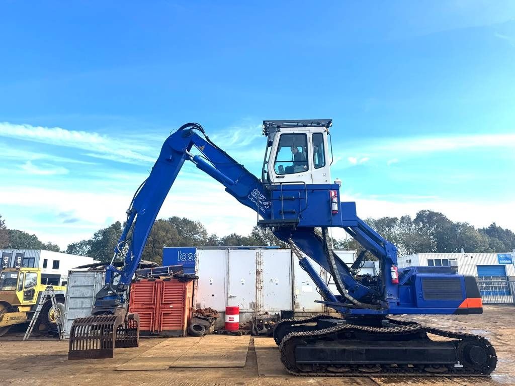 2004 Liebherr R924B EW material handler, side view 2004 Liebherr R924B EW material handler, side view