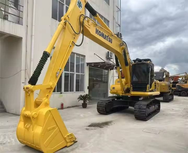 Excavatrice sur chenilles Komatsu PC220-8 (2024), vue avant trois-quarts Excavatrice sur chenilles Komatsu PC220-8 (2024), vue avant trois-quarts