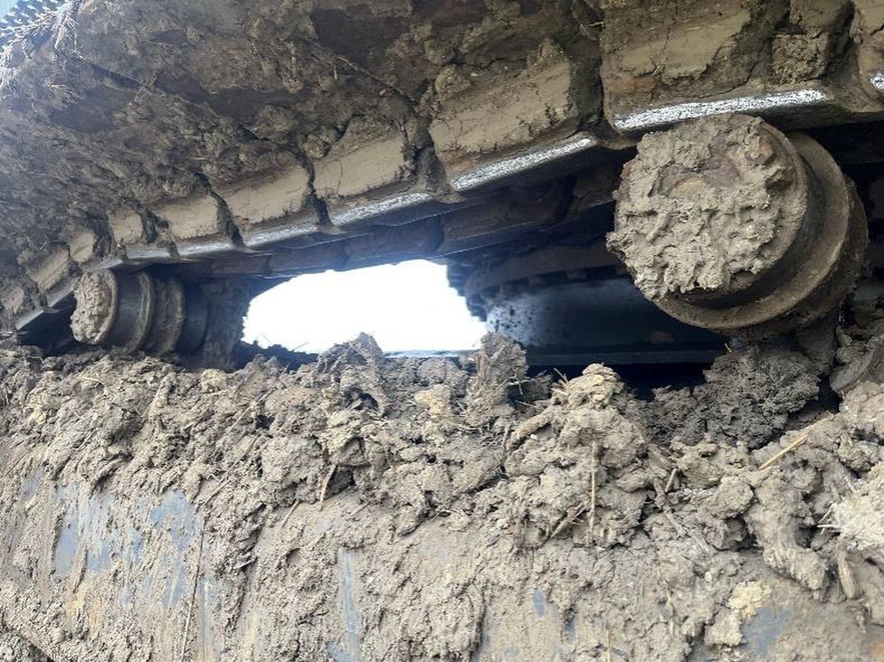 2019 Doosan DX255LC-5 crawler excavator undercarriage detail
