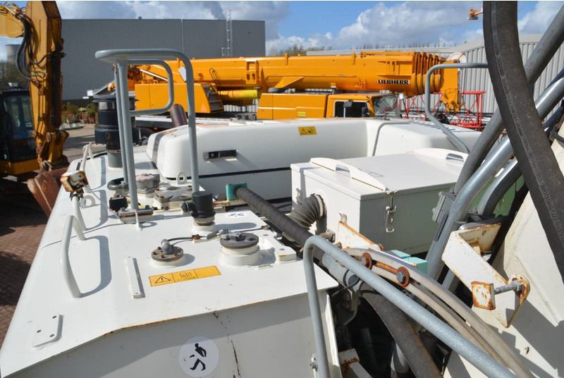 2015 Liebherr R946LC-V crawler excavator upper deck view