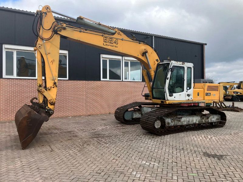 2001 Liebherr 924 Litronic crawler excavator, side view 2001 Liebherr 924 Litronic crawler excavator, side view