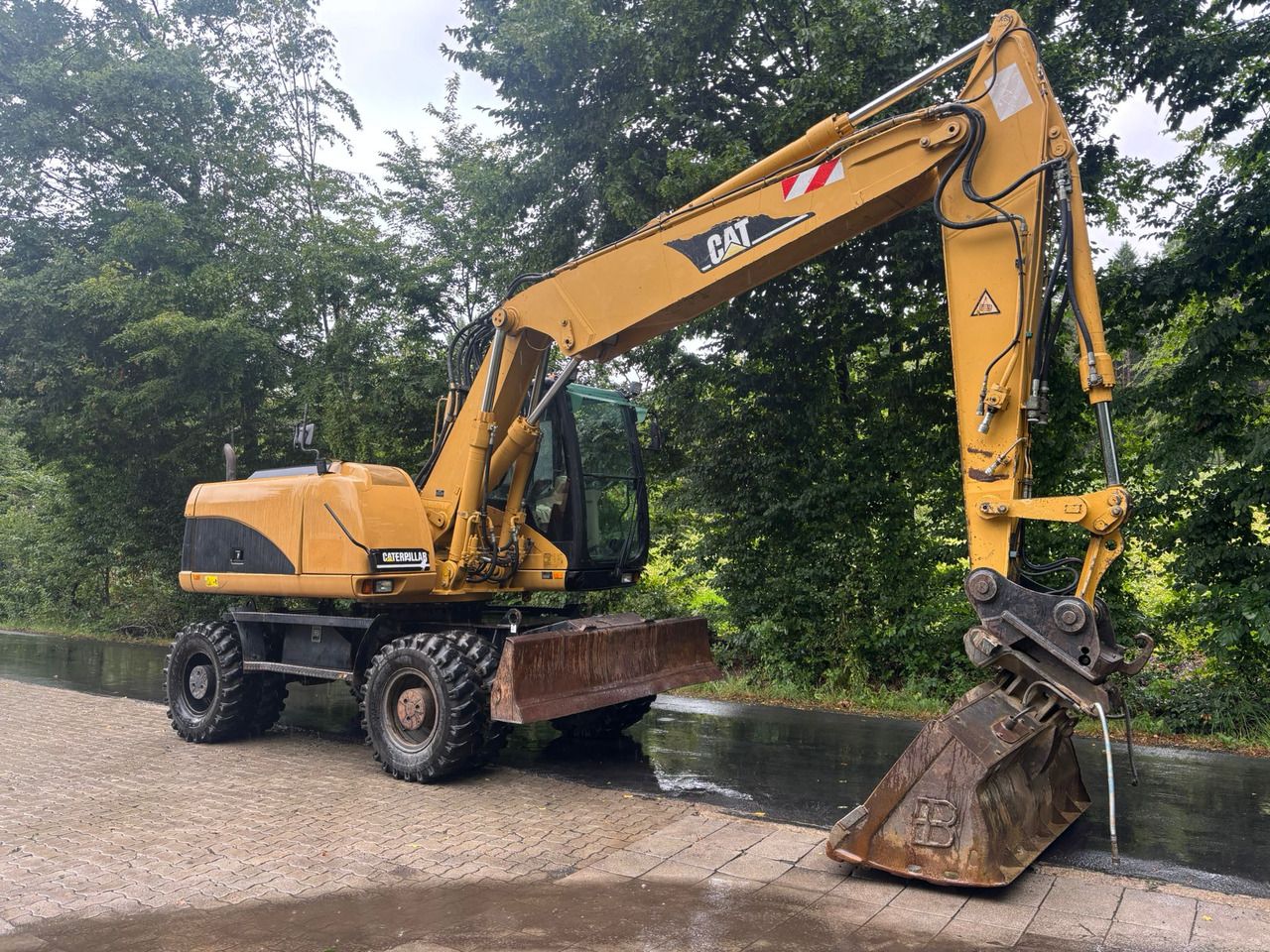 2005 Caterpillar M316C wheel excavator, side profile view 2005 Caterpillar M316C wheel excavator, side profile view