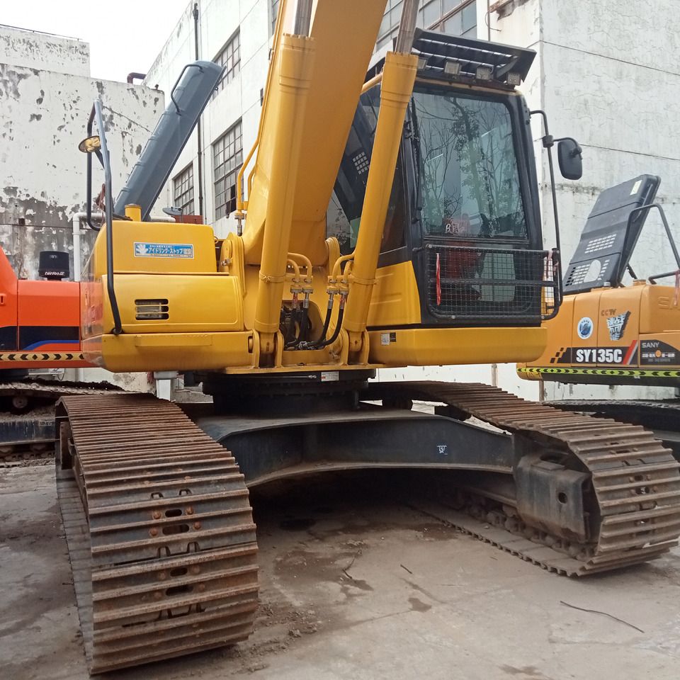 Escavatore cingolato Komatsu PC220-8 del 2020, vista anteriore tre quarti