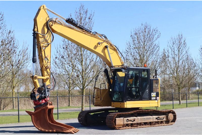 2018 Caterpillar 325F LCR crawler excavator, side view 2018 Caterpillar 325F LCR crawler excavator, side view