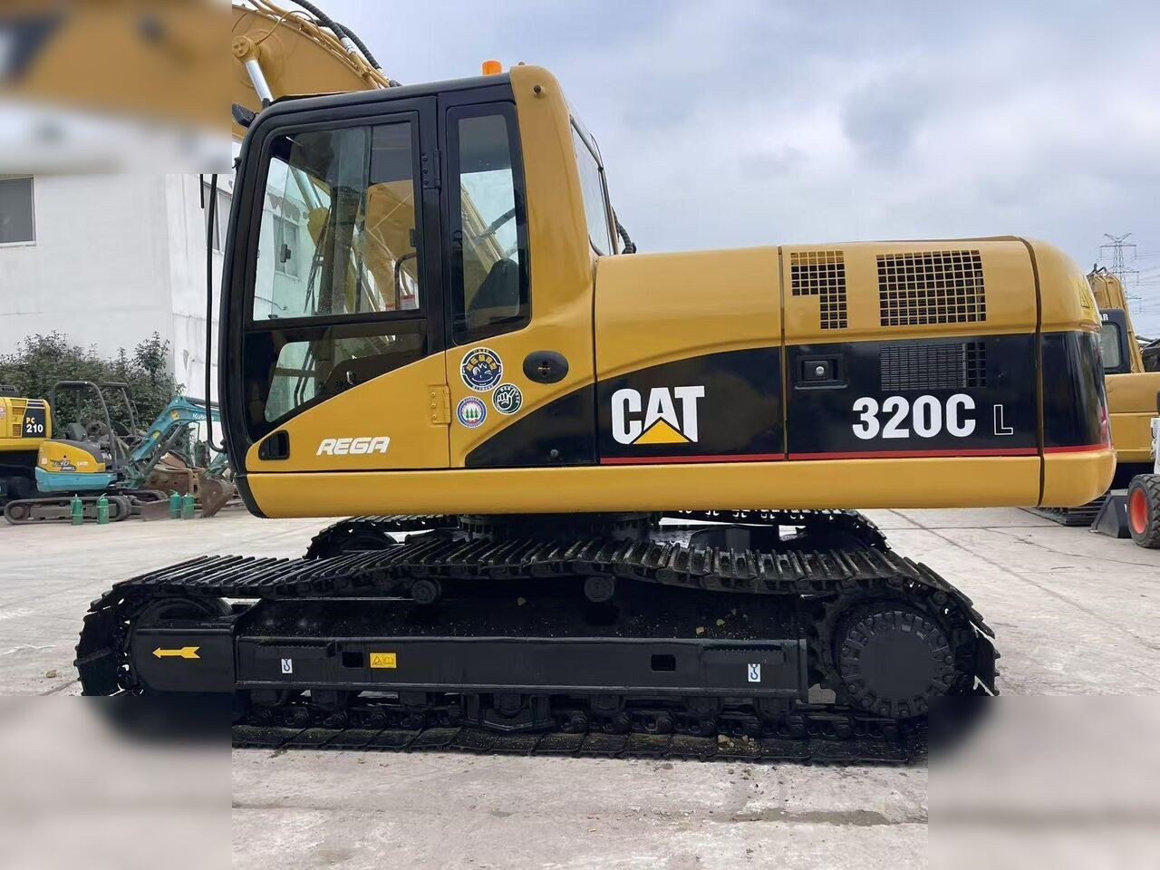 2012 Caterpillar 320CL paletli ekskavatör yandan görünüm 2012 Caterpillar 320CL paletli ekskavatör yandan görünüm