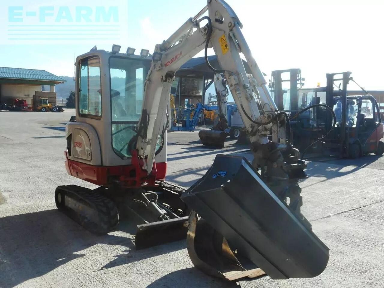 2018 Takeuchi TB225 mini excavator, front three-quarter view 2018 Takeuchi TB225 mini excavator, front three-quarter view