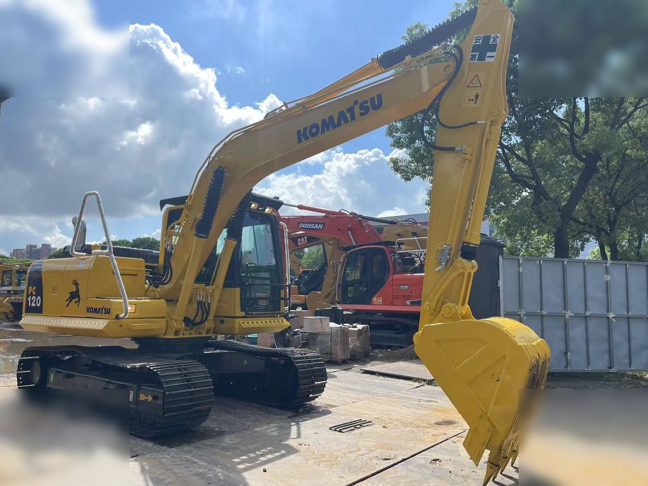 2020 Komatsu PC120-8 crawler excavator, side view 2020 Komatsu PC120-8 crawler excavator, side view