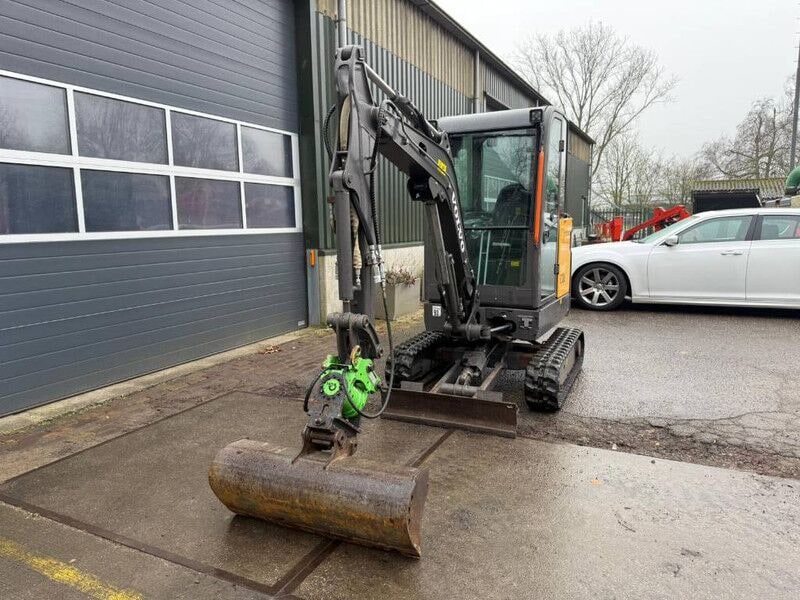2019 Volvo EC20E mini excavator, front three-quarter view 2019 Volvo EC20E mini excavator, front three-quarter view