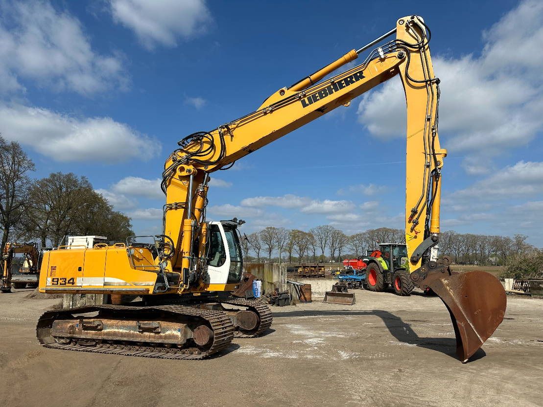 2009 Liebherr R934C crawler excavator, side profile view 2009 Liebherr R934C crawler excavator, side profile view