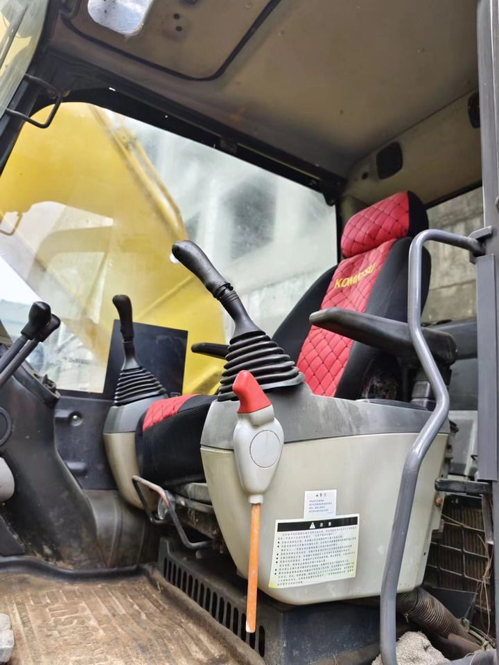 Innenansicht Kabine eines 2018 Komatsu PC200-8 Raupenbaggers