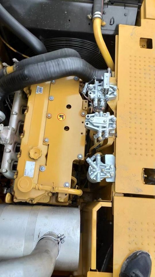 Гусеничный экскаватор 2024 Caterpillar 320D2, вид на моторный отсек Гусеничный экскаватор 2024 Caterpillar 320D2, вид на моторный отсек