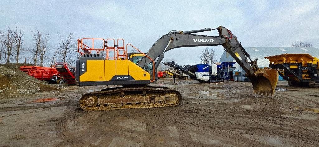 2018 Volvo EC300EL crawler excavator, side view 2018 Volvo EC300EL crawler excavator, side view