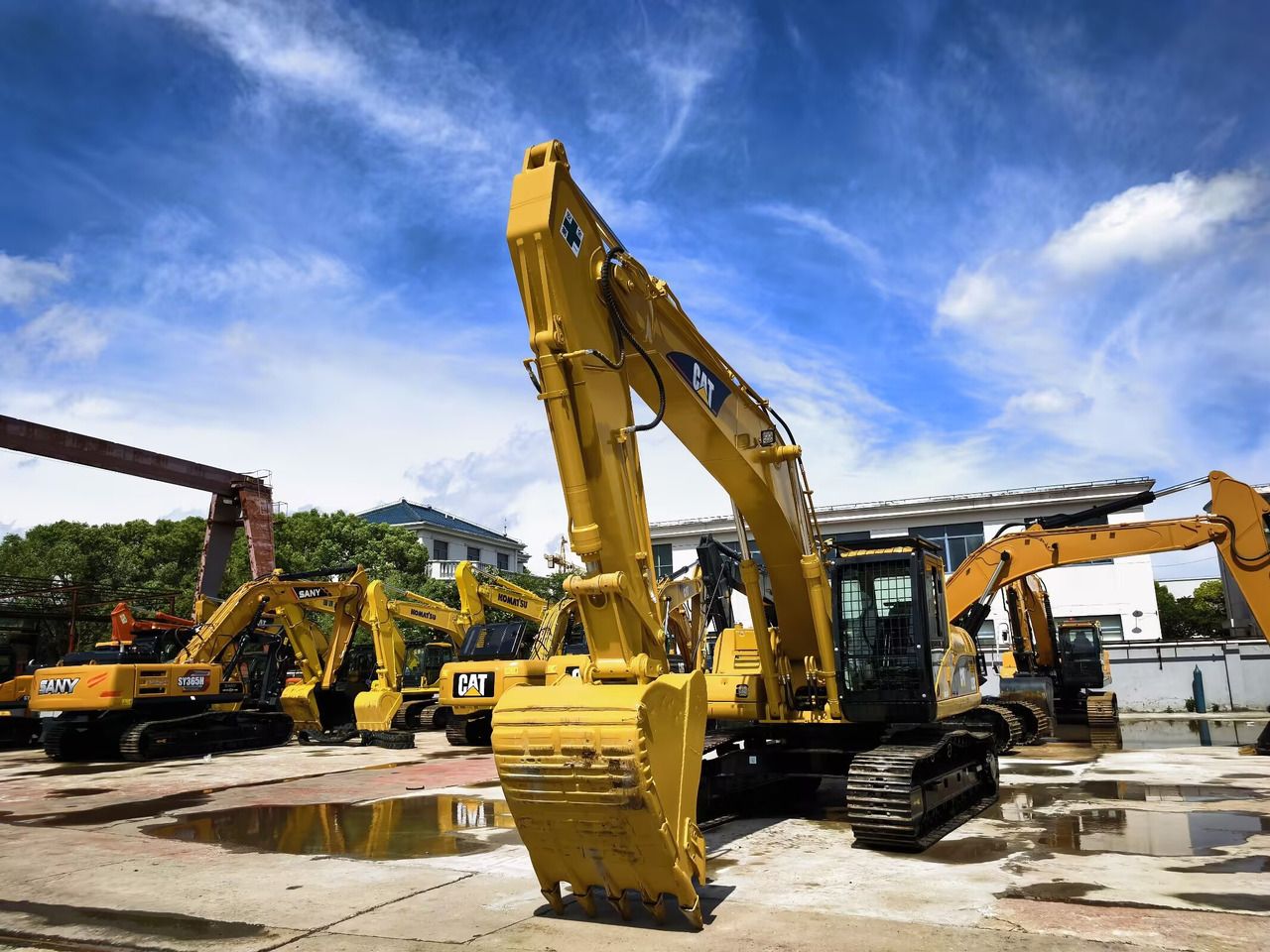 2023 Caterpillar 325C crawler excavator, front three-quarter view 2023 Caterpillar 325C crawler excavator, front three-quarter view