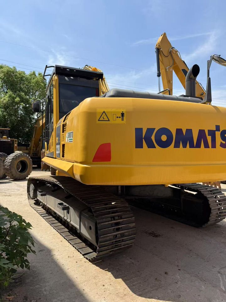 2020 Komatsu PC220-8 Raupenbagger, Ansicht von hinten rechts 2020 Komatsu PC220-8 Raupenbagger, Ansicht von hinten rechts