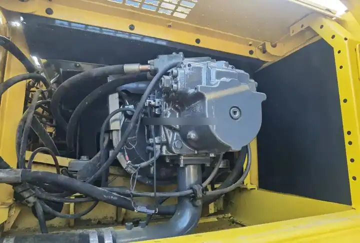 2018 Komatsu PC450-8 crawler excavator engine compartment view 2018 Komatsu PC450-8 crawler excavator engine compartment view