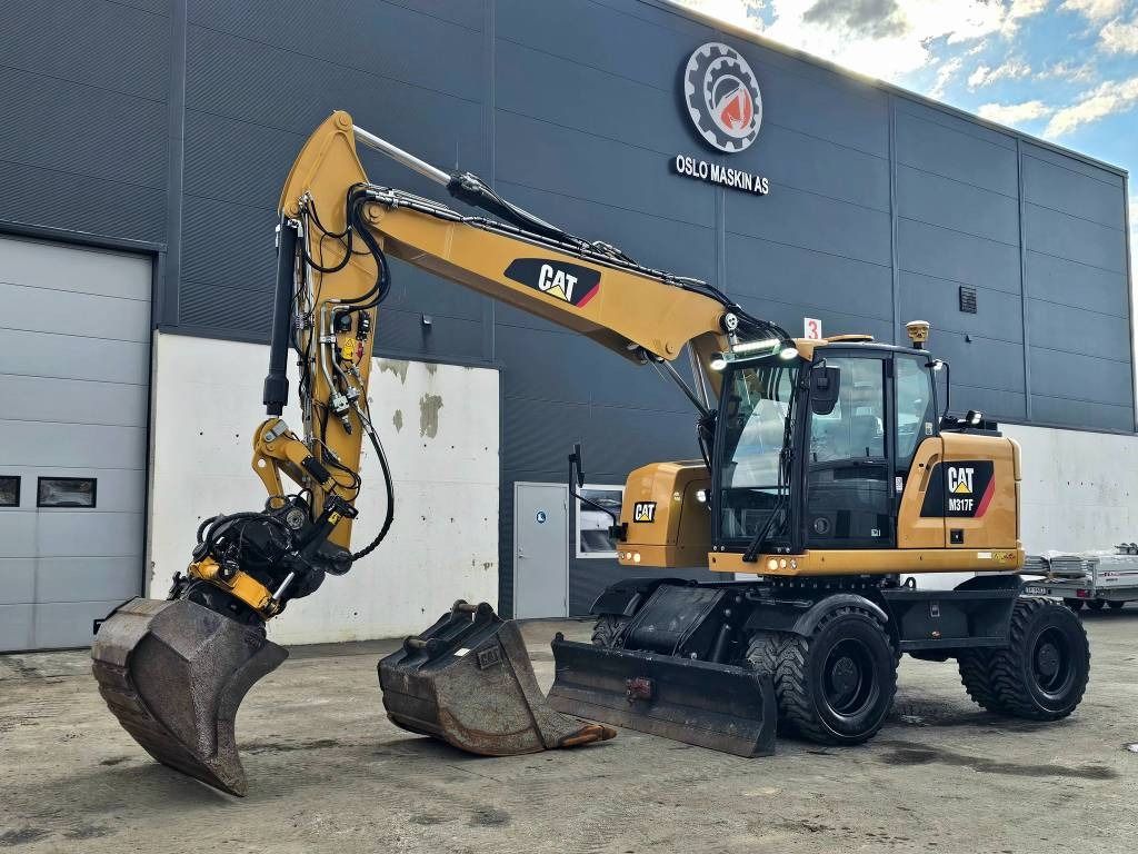 2017 Caterpillar M317F wheel excavator, side view 2017 Caterpillar M317F wheel excavator, side view