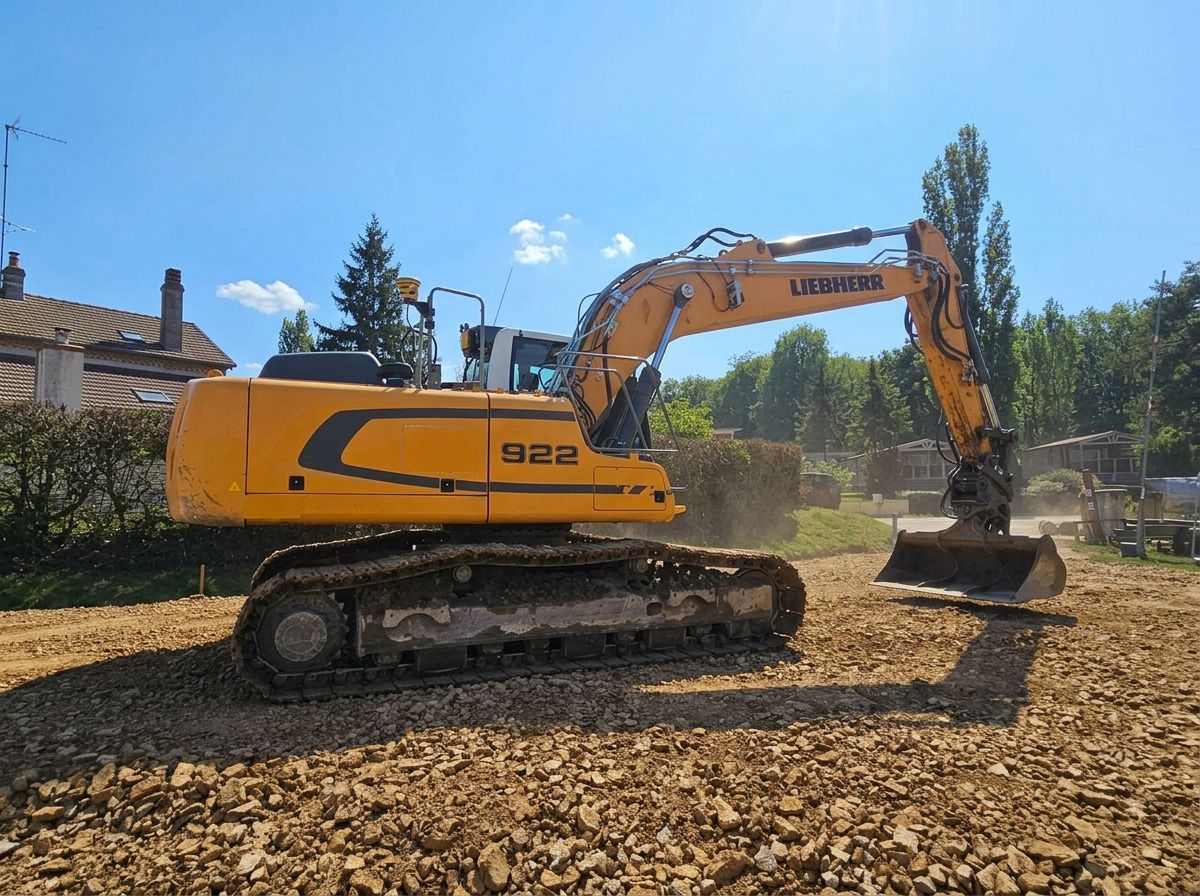 2016 Liebherr 922 crawler excavator, side profile view 2016 Liebherr 922 crawler excavator, side profile view