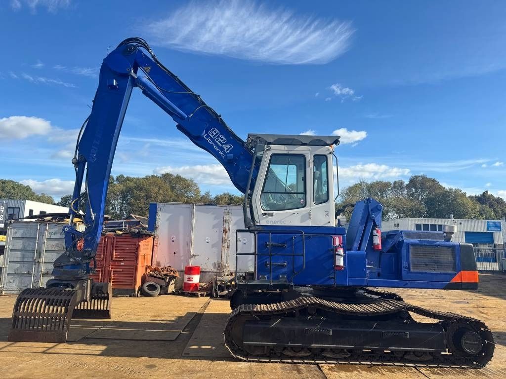 2004 Liebherr R924B EW material handler, side profile view 2004 Liebherr R924B EW material handler, side profile view
