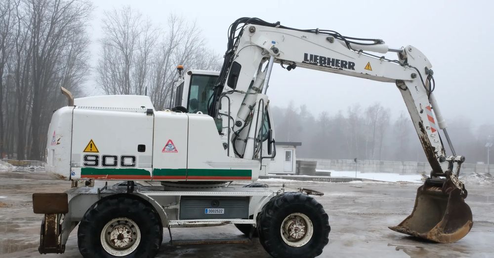 2007 Liebherr 900C wheel excavator, side view 2007 Liebherr 900C wheel excavator, side view