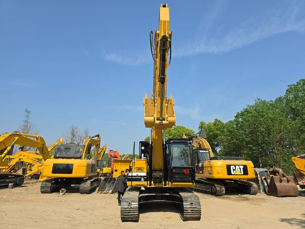 Мини-экскаватор 2023 Caterpillar 320D2, вид сзади Мини-экскаватор 2023 Caterpillar 320D2, вид сзади