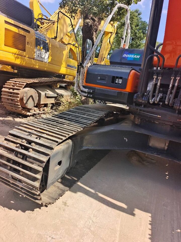 2024 Doosan DX225LC-3 crawler excavator side view 2024 Doosan DX225LC-3 crawler excavator side view