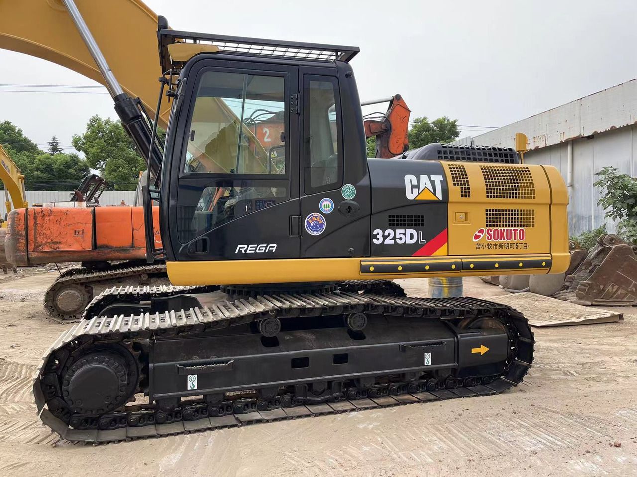 2021 Caterpillar 325DL crawler excavator side view 2021 Caterpillar 325DL crawler excavator side view