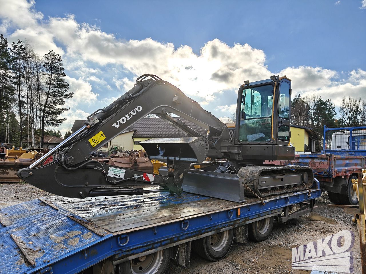 2019 Volvo ECR88D crawler excavator side view 2019 Volvo ECR88D crawler excavator side view