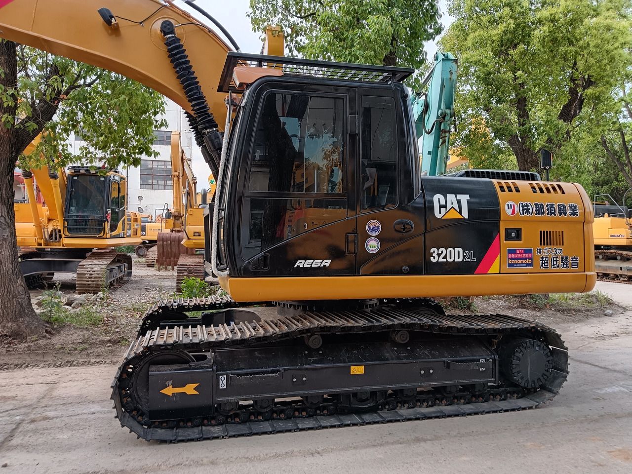 Гусеничный экскаватор 2024 Caterpillar 320D2L, вид сбоку