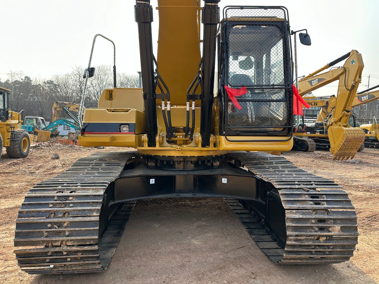 2018 Caterpillar 330BL crawler excavator, front view 2018 Caterpillar 330BL crawler excavator, front view