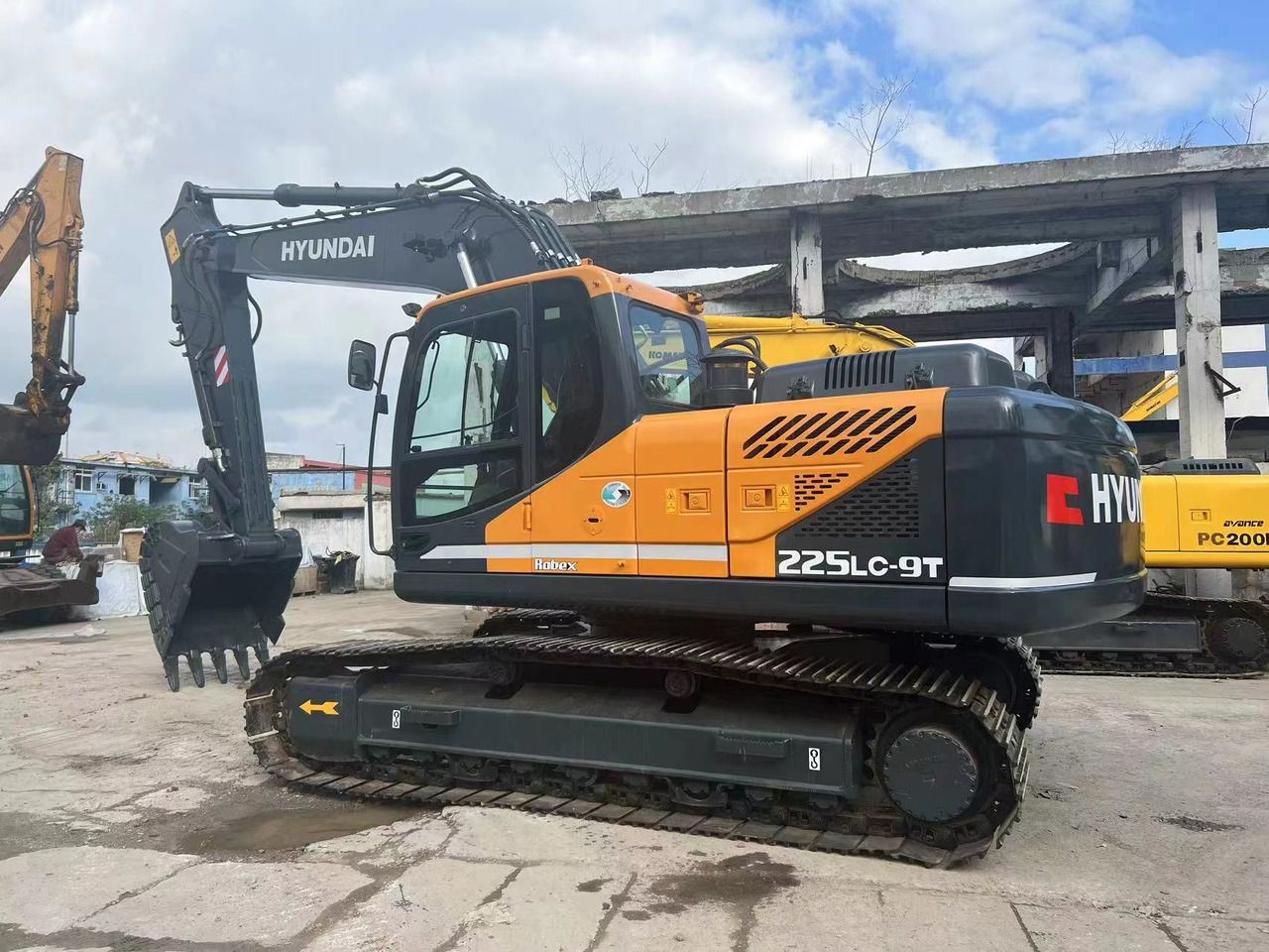 2019 Hyundai R225LC-9T crawler excavator side view
