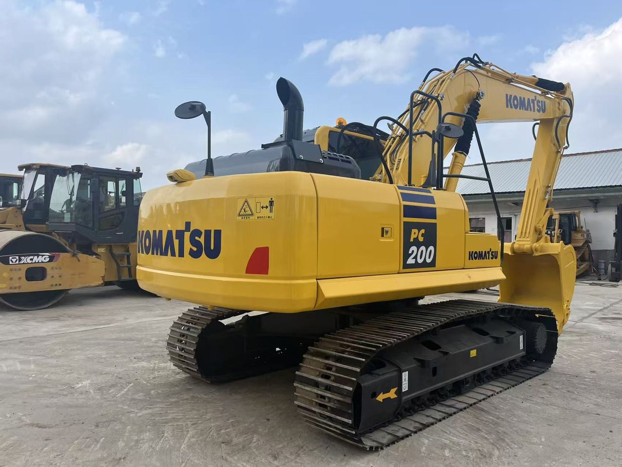 Escavatore cingolato Komatsu PC200-8 del 2023, vista posteriore tre quarti Escavatore cingolato Komatsu PC200-8 del 2023, vista posteriore tre quarti