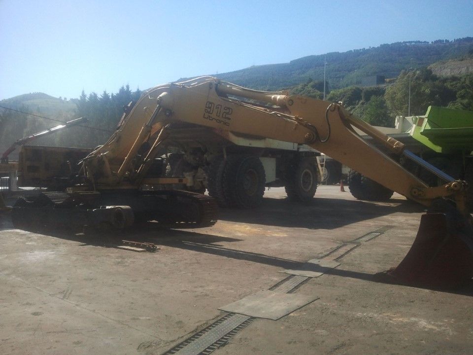 1995 Liebherr 912 Litronic crawler excavator side view