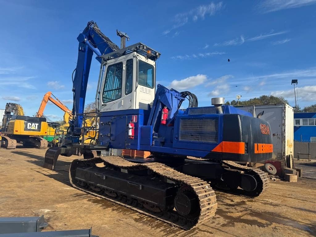 2004 Liebherr R924B material handler, rear three-quarter view 2004 Liebherr R924B material handler, rear three-quarter view