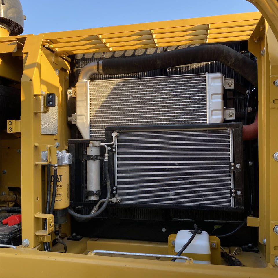 Vue du compartiment moteur d'une pelle sur chenilles Caterpillar 320D2 de 2022 Vue du compartiment moteur d'une pelle sur chenilles Caterpillar 320D2 de 2022
